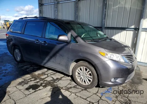 2014 Toyota Sienna Xle z USA, uszkodzony, nr VIN 5TDYK3DC8ES453547